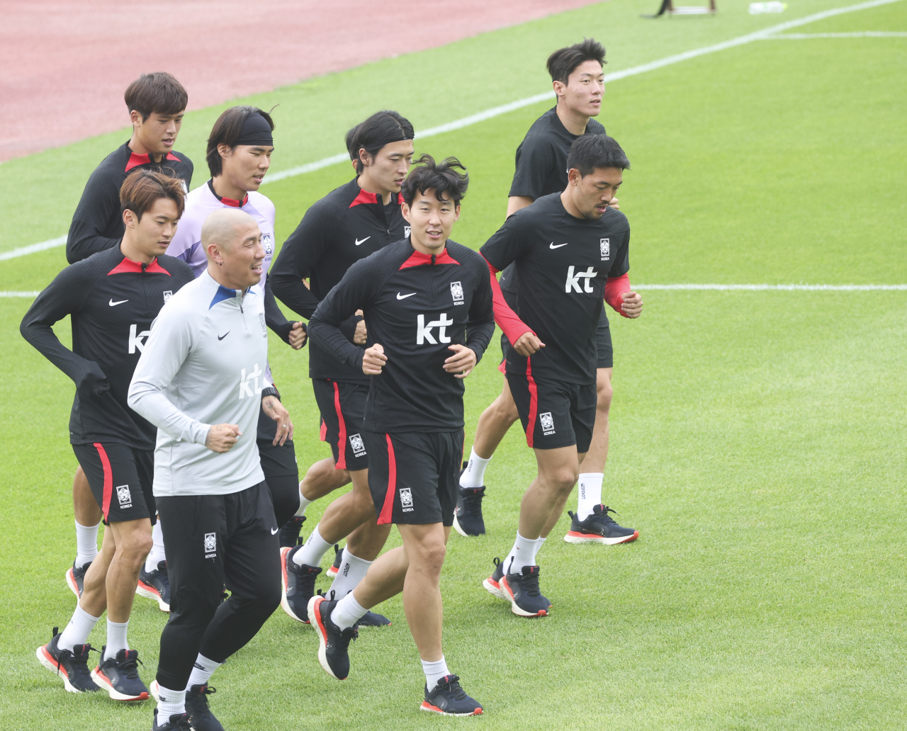 Son Heung-min (center), captain of the South Korean men's national football team, takes part in a training session at Gudeok Stadium in Busan on Monday. (Yonhap)
