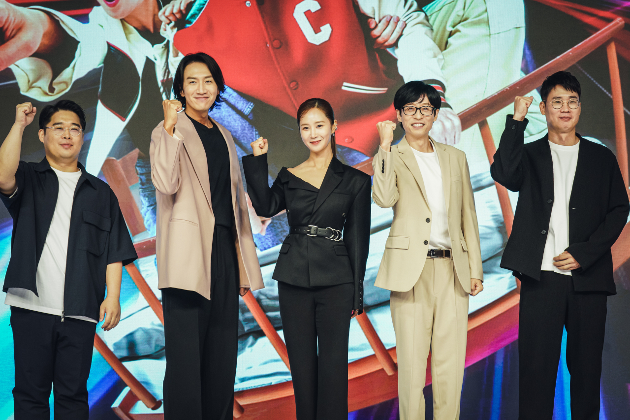 From left: TV director Kim Dong-jin, actors Lee Kwang-soo, Kwon Yuri, comedian Yoo Jae-suk and TV director Cho Hyo-jin pose for photos before a press conference at JW Marriott Dongdaemun Square in Jongno-gu, central Seoul, on Tuesday. (Walt Disney Co. Korea)