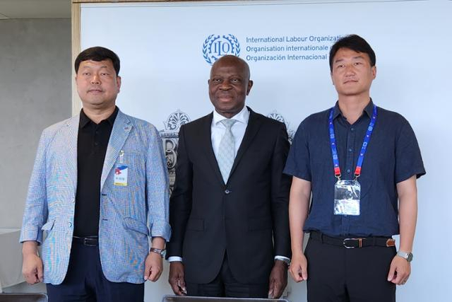 This photo shows FKTU chief Ryu Ki-seop (left) and KCTU President Yang Kyeung-soo (third from left) posing with ILO Director-General Gilbert Houngbo during the talks held Sunday in Geneva, Switzerland. (Courtesy of FKTU)