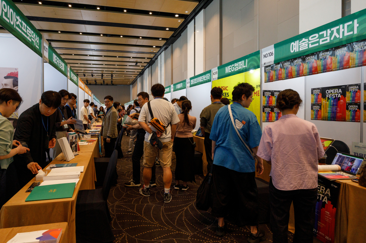 Production companies introduce their productions to visitors on the first day of the 16th Jeju Haevichi Art Festival, an art market-style festival, Monday at the Jeju Haevichi Hotel and Resorts on Jeju Island. (Kocaca)