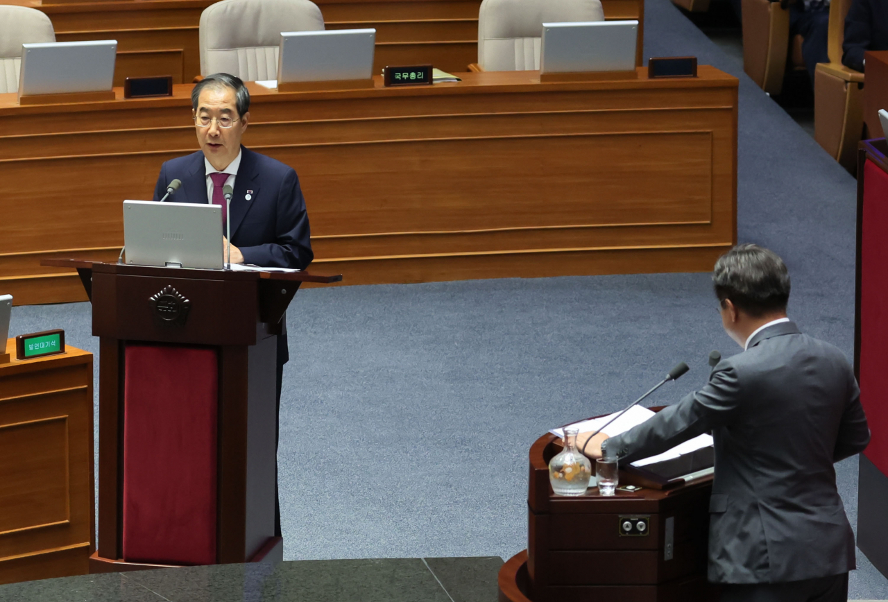Prime Minister Han Duck-soo speaks during an interpellation session at the National Assembly on Monday. (Yonhap)