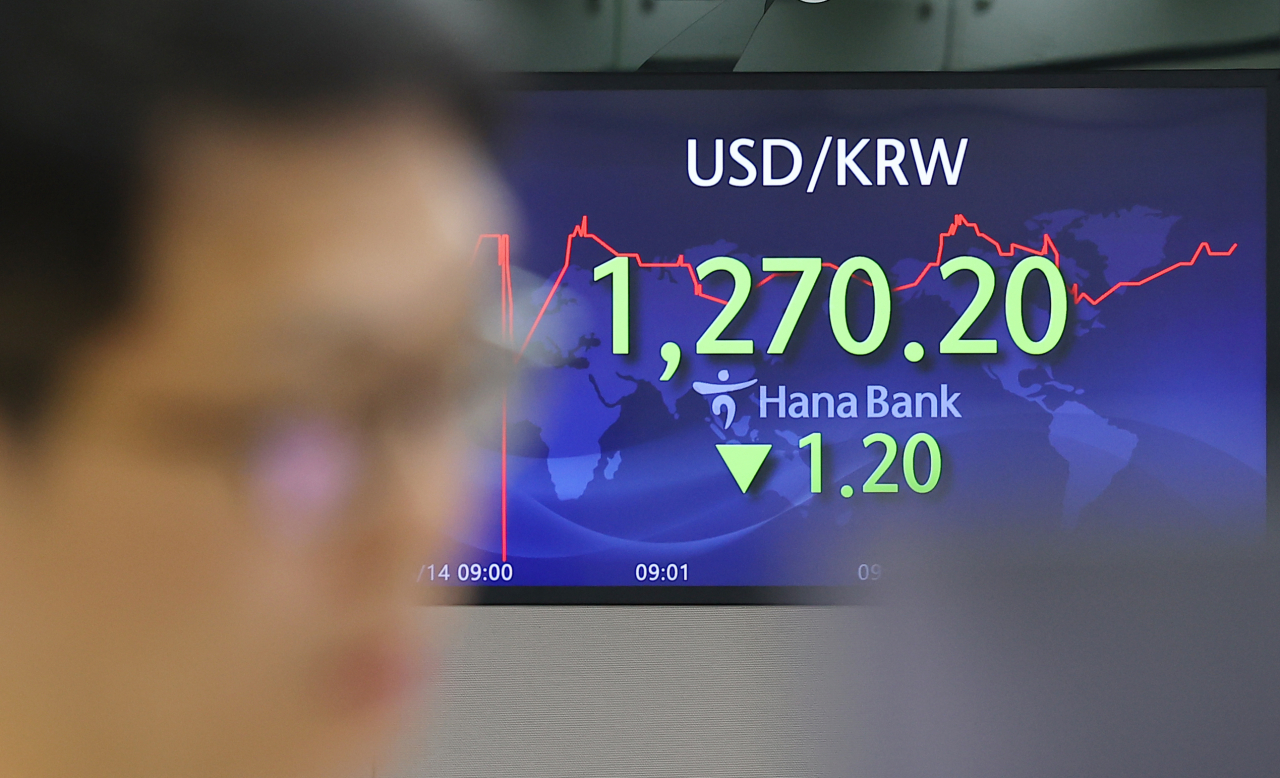 An electronic board showing the Korea Composite Stock Price Index at a dealing room of the Hana Bank headquarters in Seoul on Wednesday (Yonhap)