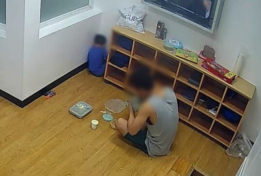 This screen grab of a surveillance camera footage shows a 3-year-old Mongolian child (left) and his 22-year-old father on April 19 detained in an immigration detention facility in Suwon, Gyeonggi Province (Courtesy of Advocates for Public Interest Law)