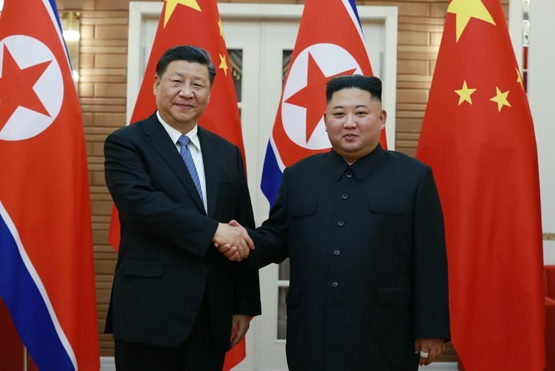 Chinese President Xi Jinping (left) and North Korean leader Kim Jong-un (right) shake hands at a summit meeting in Pyongyang on June 2019 (Herald DB)