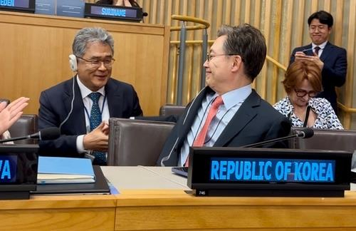 Director-general Rhee Zha-hyoung (left) after being elected judge of the International Tribunal for the Law of the Sea at the UN headquarters in New York on Wednesday (Permanent mission of South Korea to the UN)
