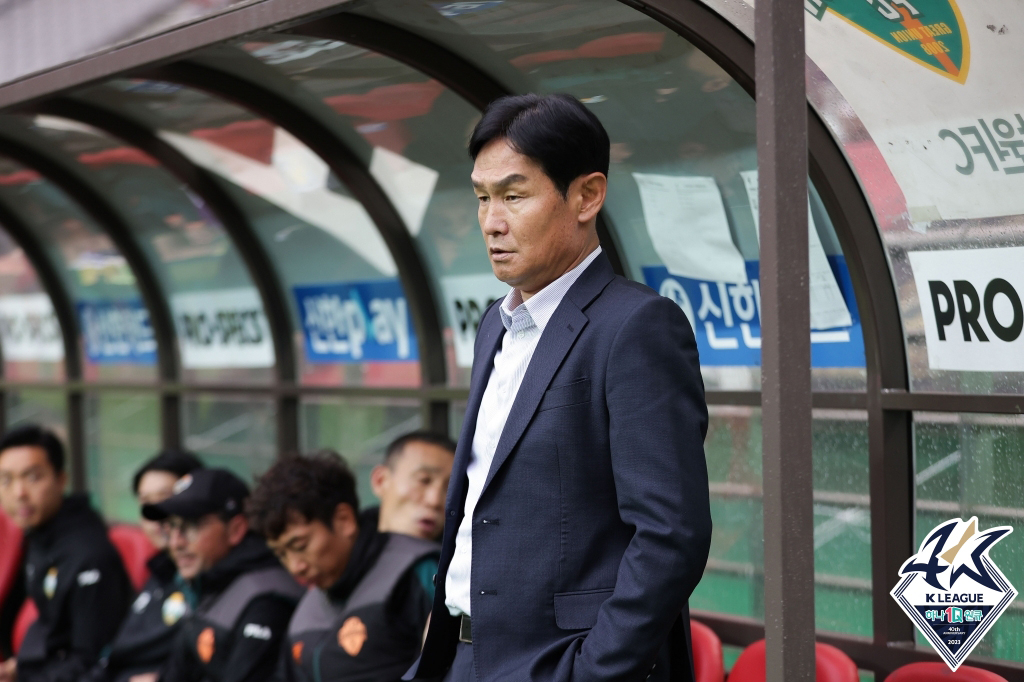 Gangwon FC head coach Choi Yong-soo at a K League 1 match against FC Seoul on May 28 (Korea Professional Football League)