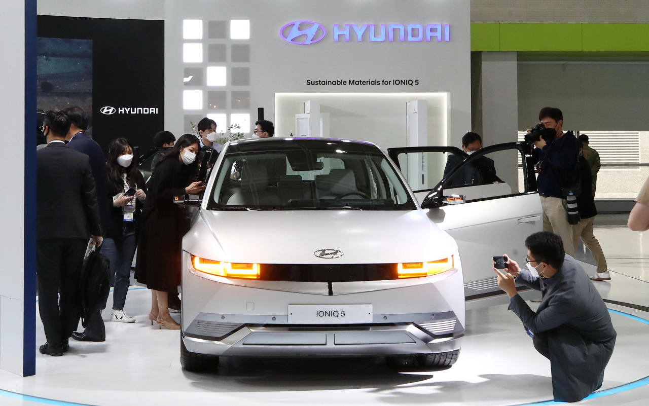 This photo shows Hyundai Motor Co.'s IONIQ 5 on display, during the 2030 World IT Show in Seoul on April 19. (Herald DB)