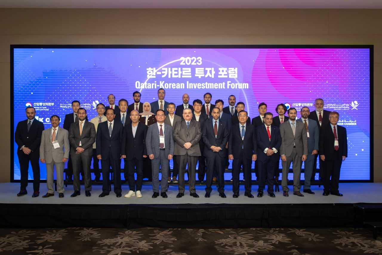 Nasser Sulaiman Al Haidar (seventh from left, front row), a member of the Registration Committee at the Qatari Chamber of Commerce and Industry, and officials of the Korea Chamber of Commerce and Industry and the Embassy of Qatar to Korea pose for a photo during an investment forum held at a Seoul hotel on Wednesday. (KCCI)