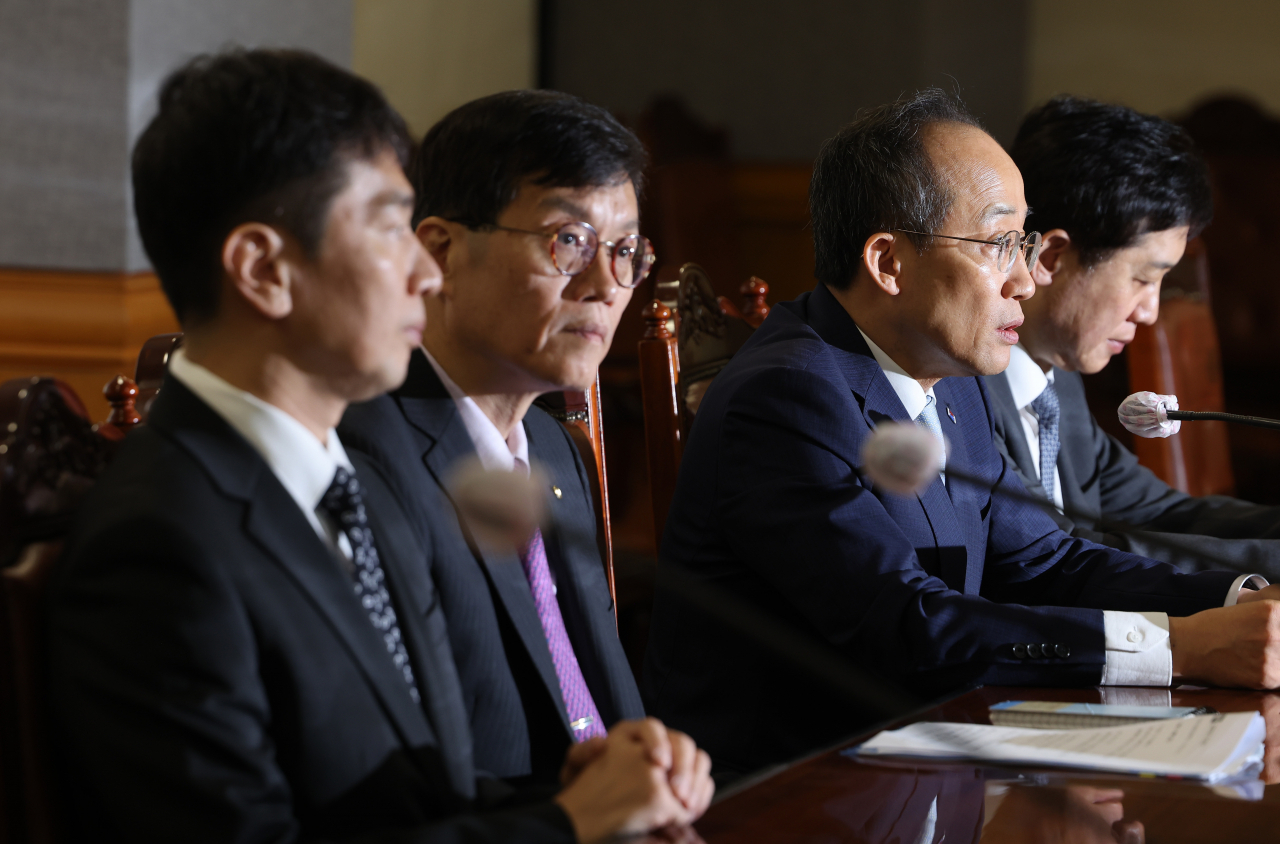 Finance Minister Choo Kyung-ho (second from right) at the emergency macroeconomic and financial meeting held at the Korea Federation of Banks in Seoul, Thursday. (Yonhap)