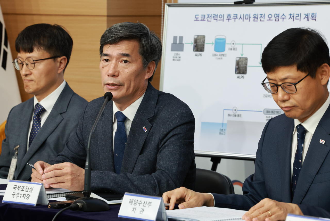 Park Ku-yeon (second from left), first vice minister of government policy coordination, at a press conference at the Government Complex Seoul on Thursday. (Yonhap)
