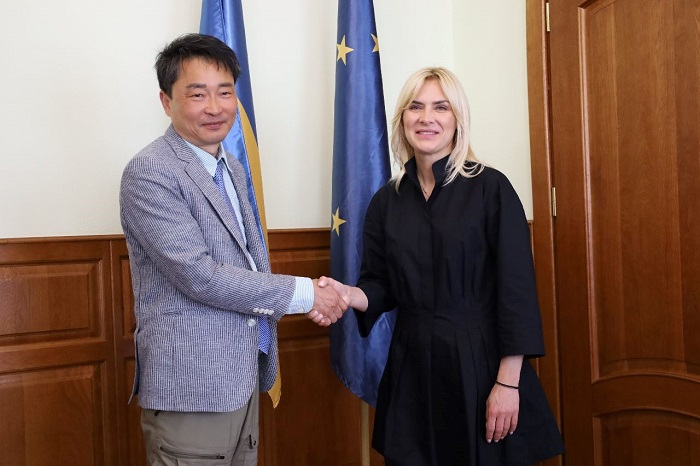 CEO of Dasan Networks Europe Ra Gil-joo (left) and Director Hanna Volodimirivna Zamazeeva of Ukraine's State Agency on Energy Efficiency and Energy Saving pose for a photo during a meeting last week in Ukraine. (Dasan Networks)