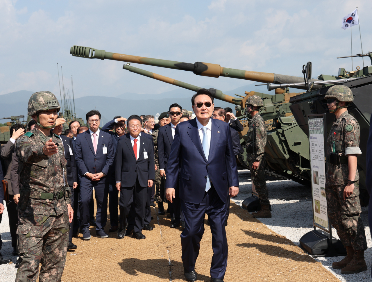 President Yoon Suk Yeol (center) inspects South Korean tanks after live-fire drills with the US at an Army training field in Pocheon, Gyeonggi Province on Thursday. (Yonhap)