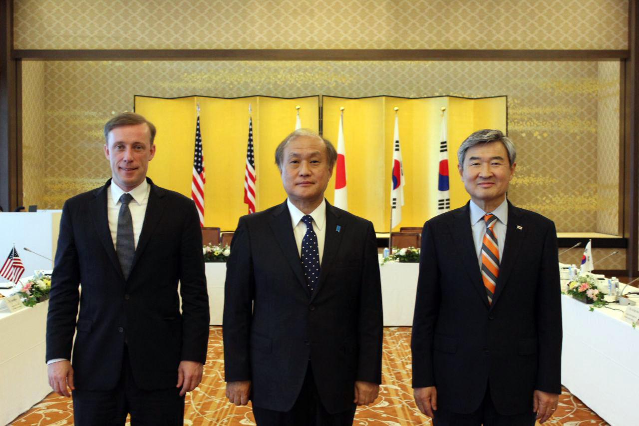 National Security Adviser Cho Tae-yong (Right), US National Security Adviser Jake Sullivan (Left) and Japan's National Security Secretariat Secretary General Takeo Akiba pose for a photo at their meeting in Tokyo on Thursday, (The presidential office)