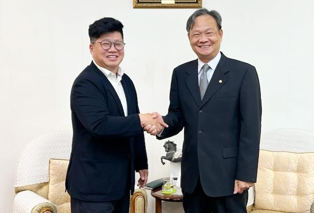 This photo shows Kang Byung-koo (Left), head of CJ Logistics Corp.'s global division, and Eric Hsieh, president of Evergreen Marine Corp. pose for a photo after signing a memorandum of agreement on Friday. (CJ Logistics)