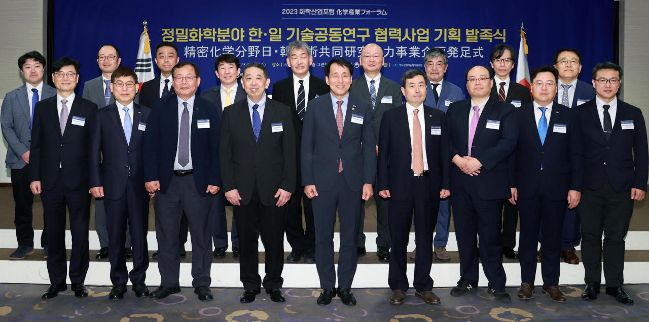 This photo shows experts and government officials from South Korea and Japan posing for a photo during an event to mark the launch of a project on joint technology research and development in the fine chemical field in Seoul on Wednesday. (South Korea's industry ministry)