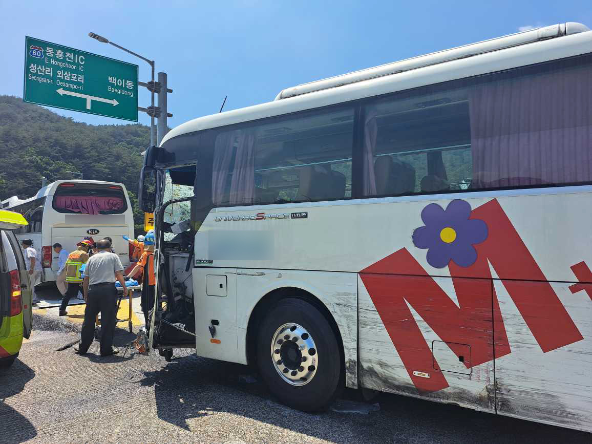 Rescuers transport an injured passenger from a bus after a rear-end collision in Hongcheon,<strong></strong> Gangwon Province, Friday. (Yonhap)