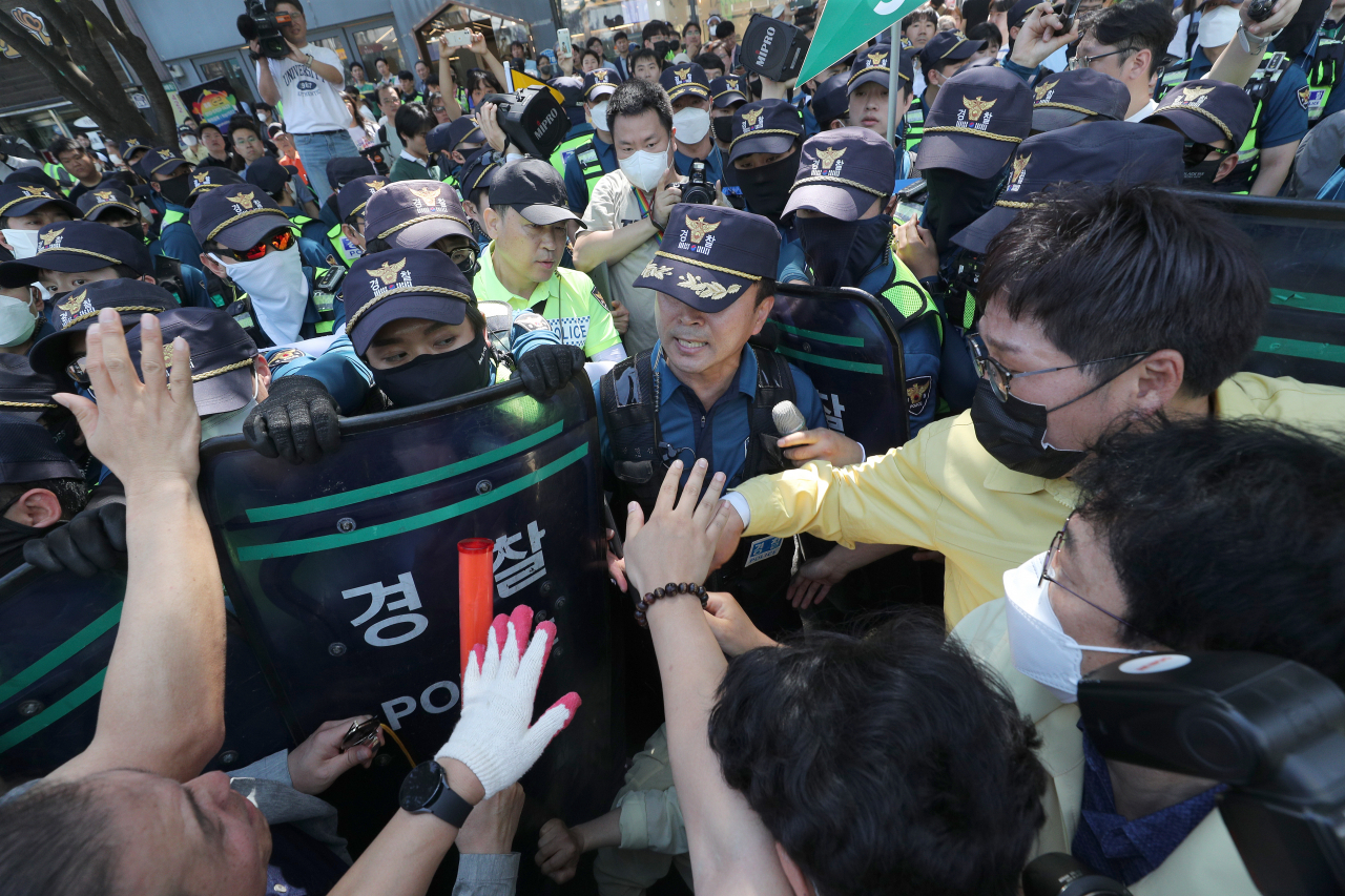 Police officers and local government officials tussle before the 15th Daegu Queer Culture Festival in the southeastern city of Daegu on Saturday. (Yonhap)