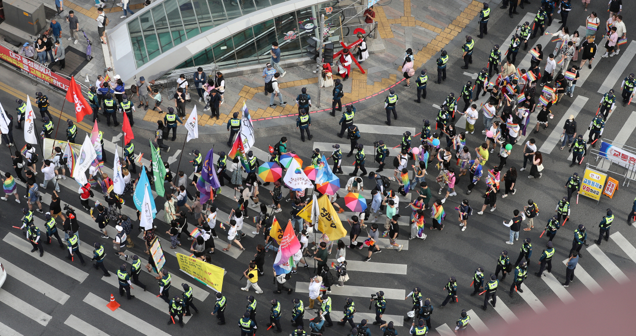 This photo shows an aerial view of participants in the Daegu Queer Culture Festival marching along Dongseongno in Jung-gu, Daegu on Saturday. (Yonhap)