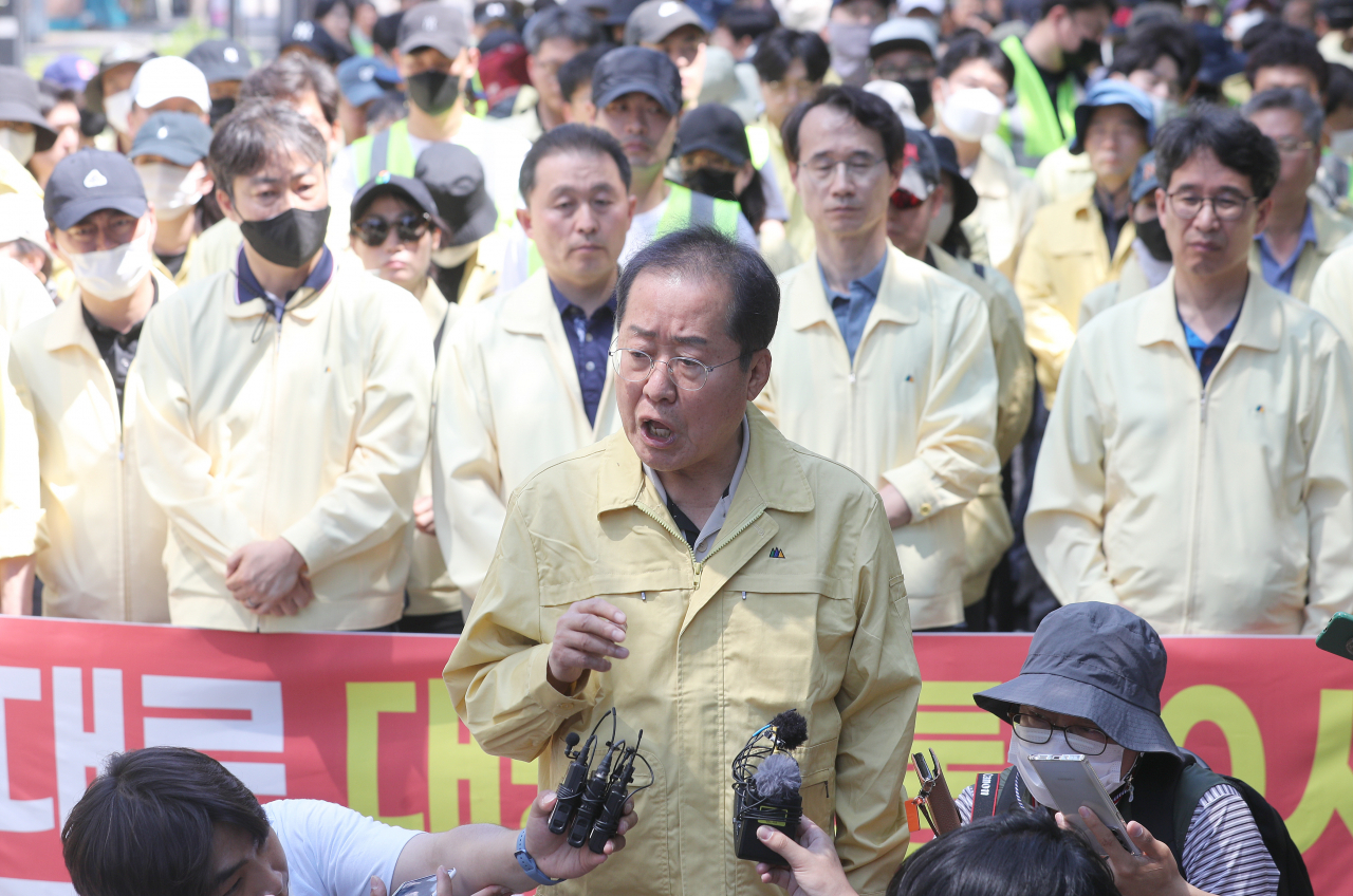 Daegu Mayor Hong Joon-pyo (center, front row) speaks to reporters at the scene of the Pride parade in Daegu, Saturday. (Yonhap)