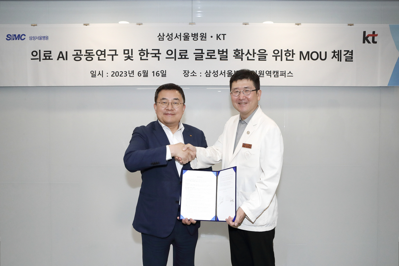 Song Jae-ho, vice president of KT's AI and DX Convergence Business Division (left) and Samsung Medical Center's Kim Hee-cheol, professor in charge of planning, shake hands after signing an agreement in Samsung Medical Center in Gangnam, Seoul on Friday. (KT)