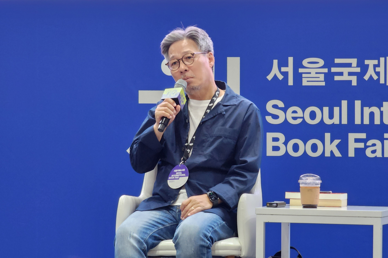 South Korean author Cheon Myeong-kwan attends a book talk during the Seoul International Book Fair at Coex in Seoul on Saturday. (Hwang Dong-hee/The Korea Herald)