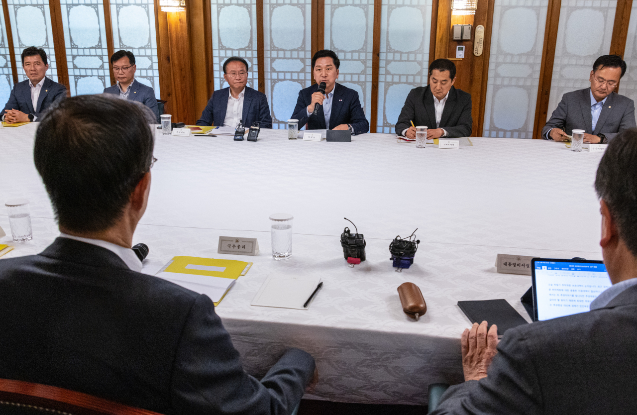 Officials of the government and lawmakers of the ruling People Power Party hold a meeting in Seoul on June 18. (Yonhap)