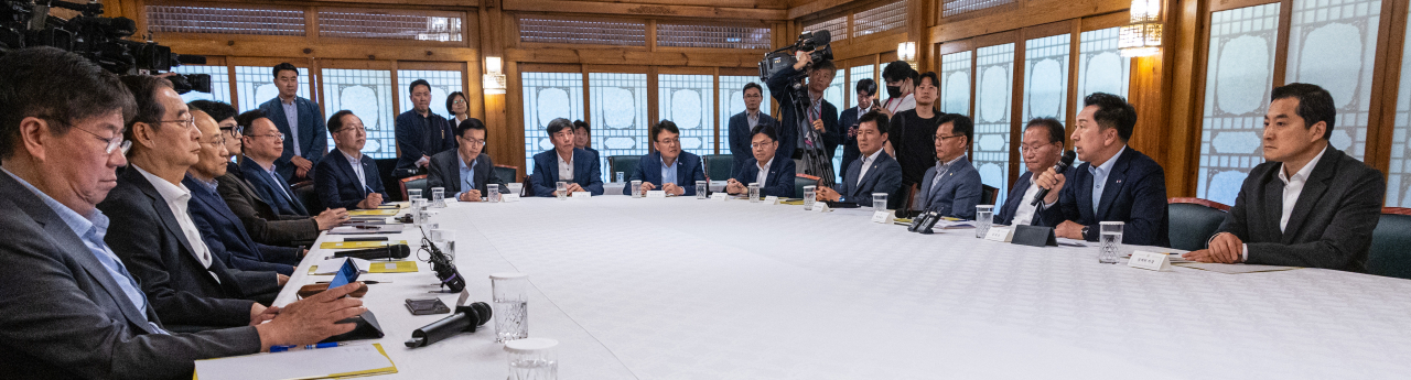 Officials of the government and lawmakers of the ruling People Power Party hold a meeting in Seoul on June 18. (Yonhap)