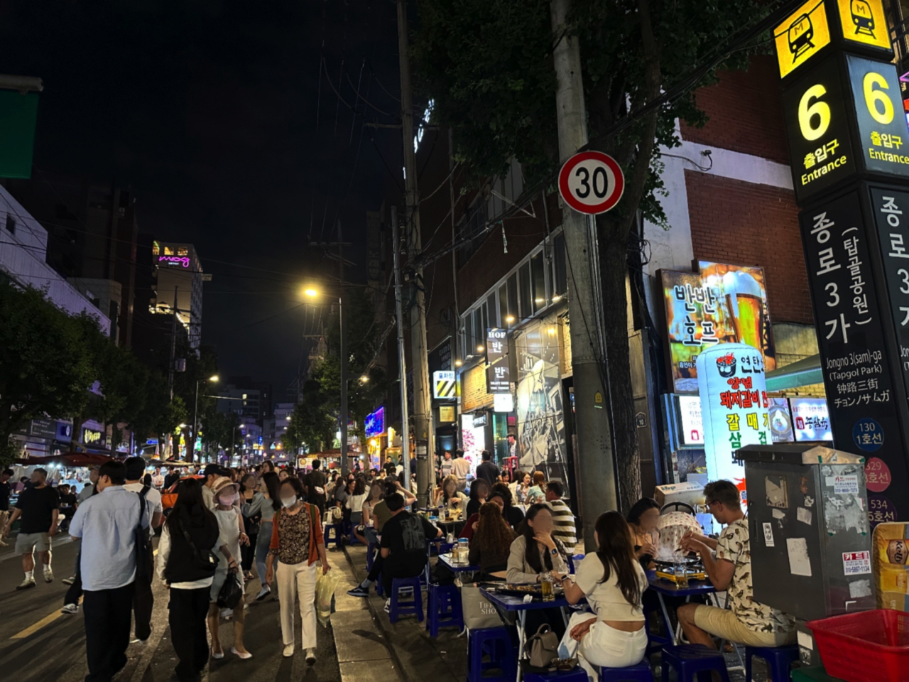 The street in front of Jongno 3-ga Station's Exit 6, central Seoul, bustles with people enjoying the vibrant outdoor ambiance in this photo taken on June 8. (Moon Joon-hyun/The Korea Herald)