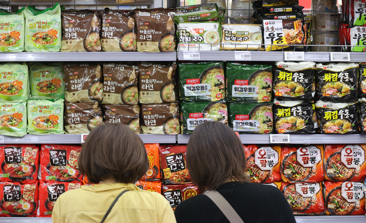 People shop for ramen at a supermarket in Seoul on June 5. (Yonhap)