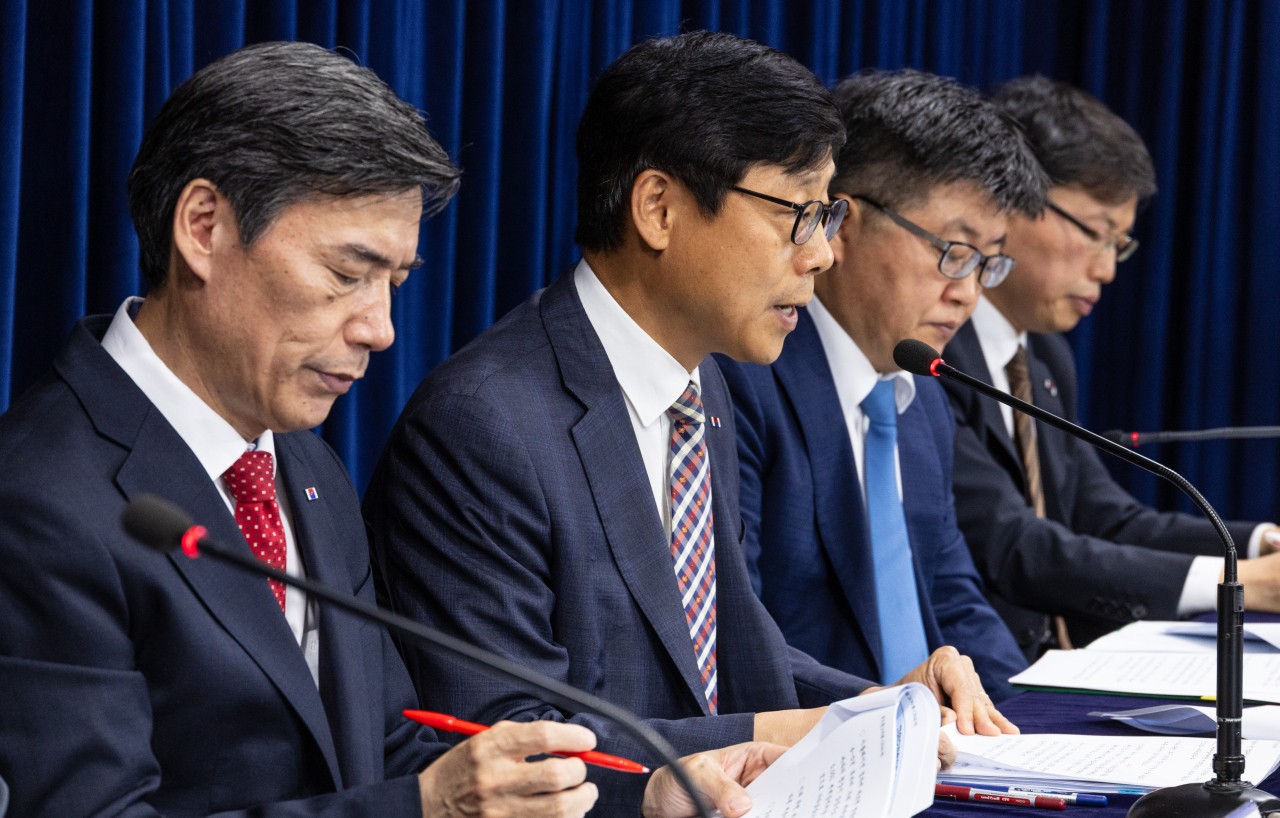 This photo shows high-ranking government officials, including Song Sang-keun (second from left), vice minister of Oceans and Fisheries, attending a daily press briefing Monday, which marked a third since Thursday, designed to ensure safety of Japan's plan to release radioactive wastewater at the sea. (Yonhap)