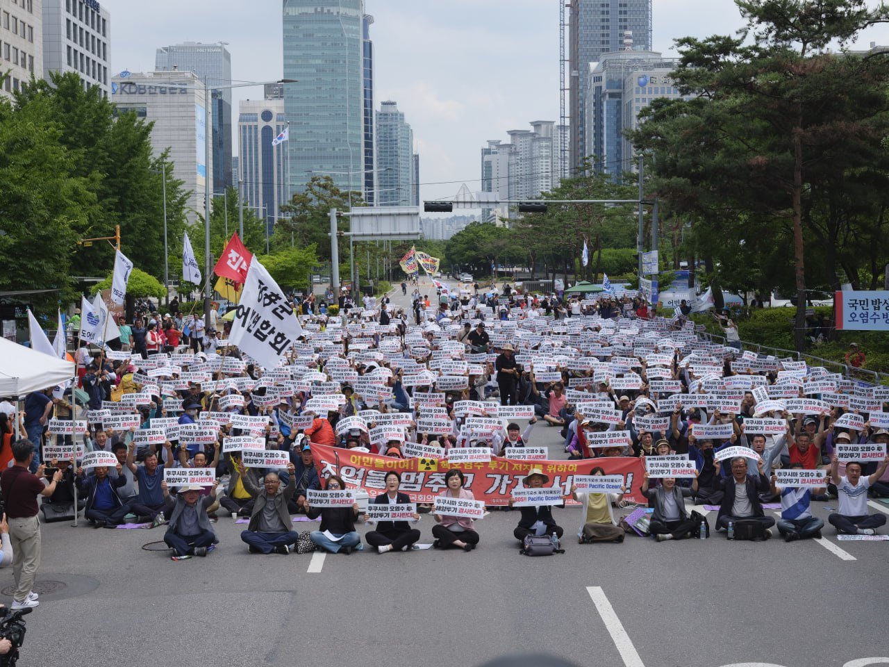 This photo shows fishermen at a demonstration to protest Seoul's failure to oppose Japan's plan to dump wastewater at sea on June 12 near the National Assembly. (Courtesy of Civil Society Organizations Network in Korea)