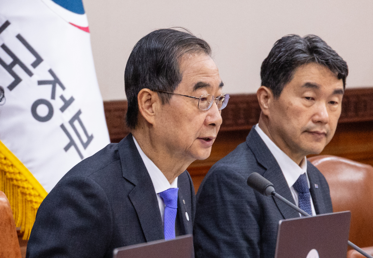 Prime Minister Han Duck-soo (left) speaks at a weekly Cabinet meeting in Seoul on Tuesday. (Yonhap)