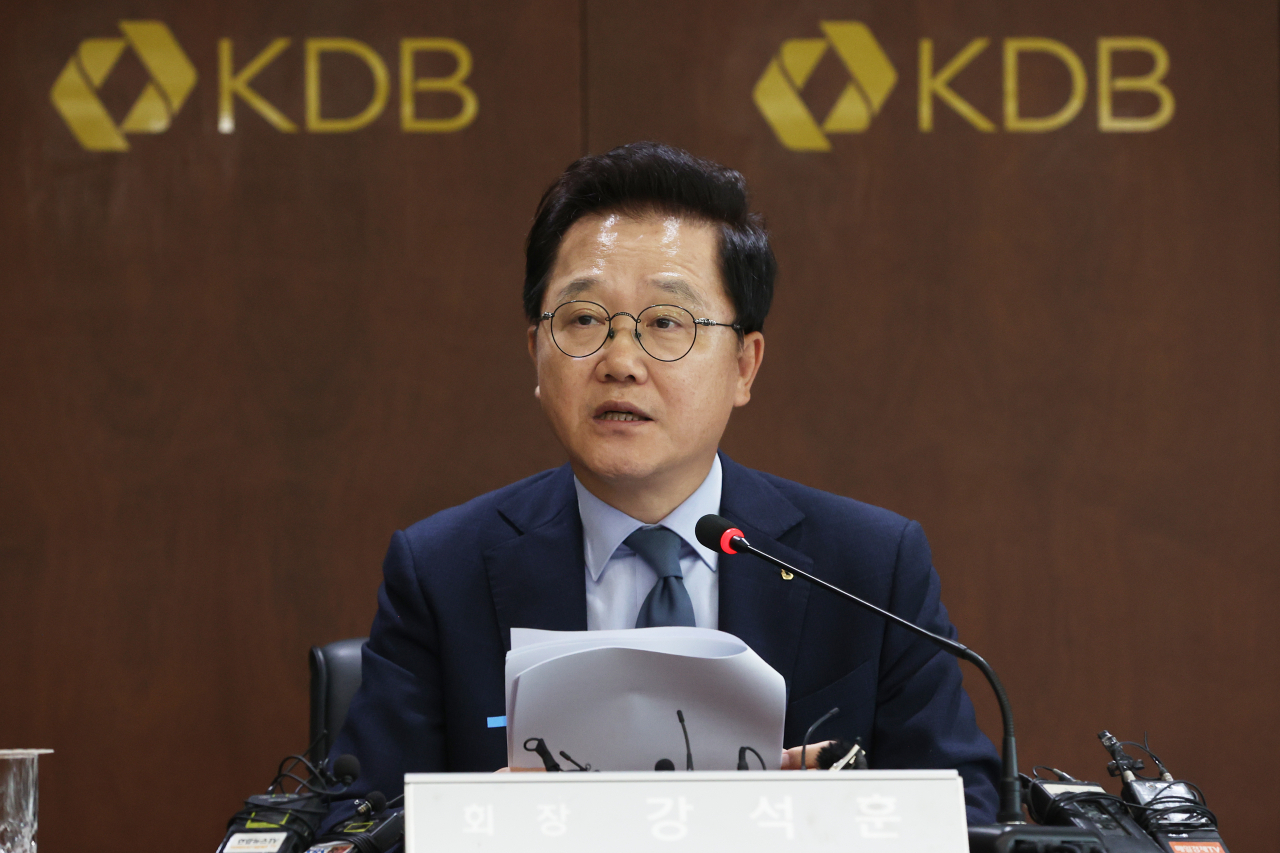 Korea Development Bank Chairman Kang Seog-hoon speaks at a press conference held Tuesday at the state-run bank's headquarters in Yeouido, western Seoul. (Yonhap)