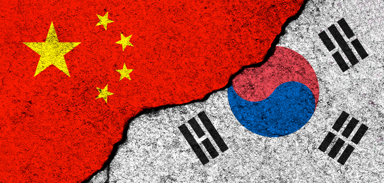The flags of South Korea (right) and China. (123rf)