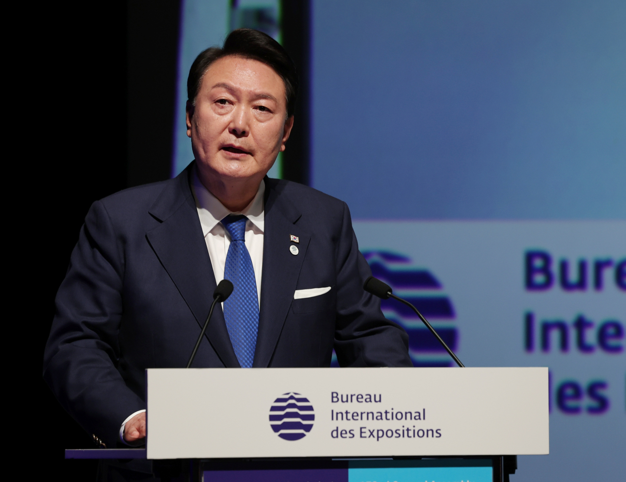 President Yoon Suk Yeol delivers a presentation to express Busan's bid to host the World Expo 2030 in Paris on Tuesday. (Joint Press Corps)