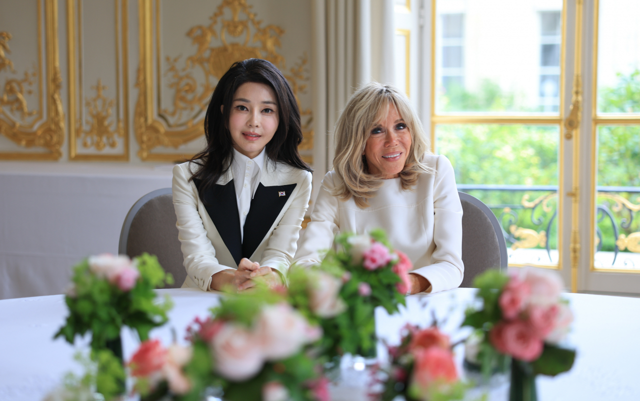 South Korean and French first ladies Kim Keon Hee (left) and Brigitte Macron (Yonhap)