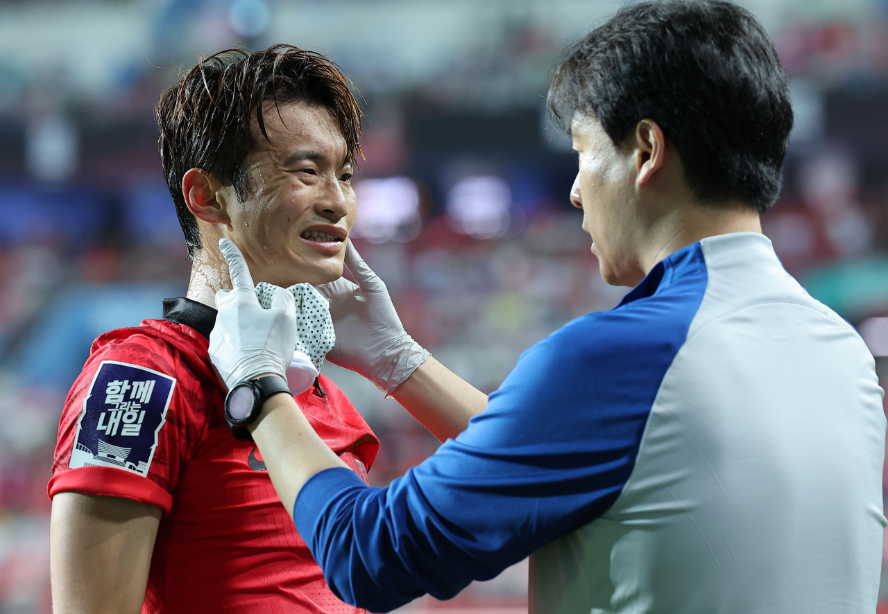 Kim Jin-su of South Korea (Left) is treated for a facial injury after colliding with teammate Lee Jae-sung during a friendly football match against El Salvador at Daejeon World Cup Stadium in Daejeon, some 140 kilometers south of Seoul, on Tuesday. (Yonhap)