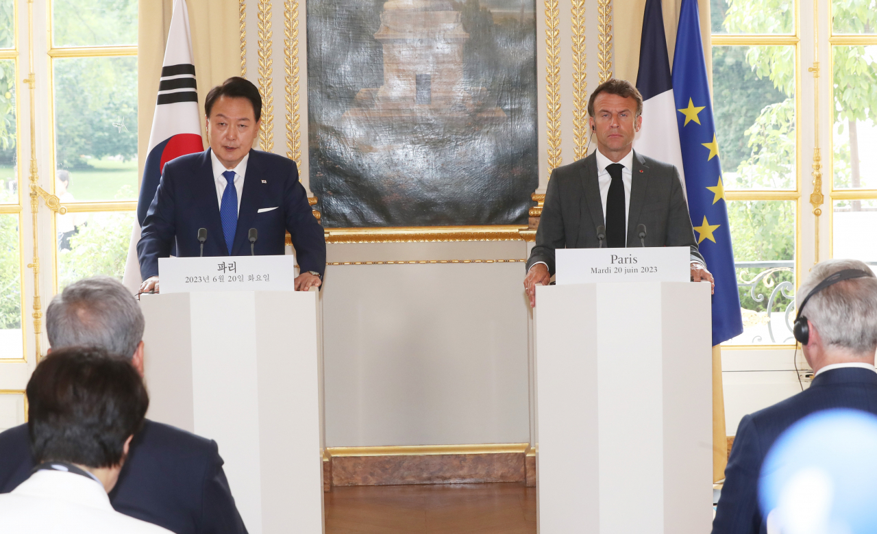 South Korean President Yoon Suk Yeol (Left) speaks during a joint press conference with French President Emmanuel Macron ahead of their summit talks at Elysee Palace in Paris on Tuesday. (Yonhap)