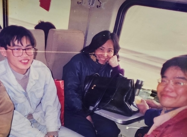 Oh Chang-eun (right) sits next to Chinese passengers on the train to Yan'an, in the northern part of Shaanxi province, China, on Jan. 23, 1997. (Courtesy of Oh)