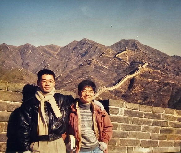 A picture of Oh Chang-eun, now professor of contemporary cultural studies at Chungang University, and his friend taken against the backdrop of the Great Wall of China on Jan. 19, 1997 (Courtesy of Oh)