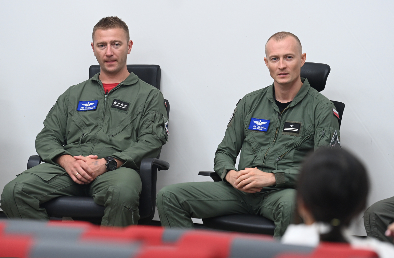 Maj. Jacek Stolarek of the Polish Air Force (right) and Capt. Pawel Mlodzikowski speak to South Korean media outlets at the South Korean Air Force's 16th Fighter Wing in Yecheon County, North Gyeongsang Province, on Monday. (Republic of Korea Air Force)