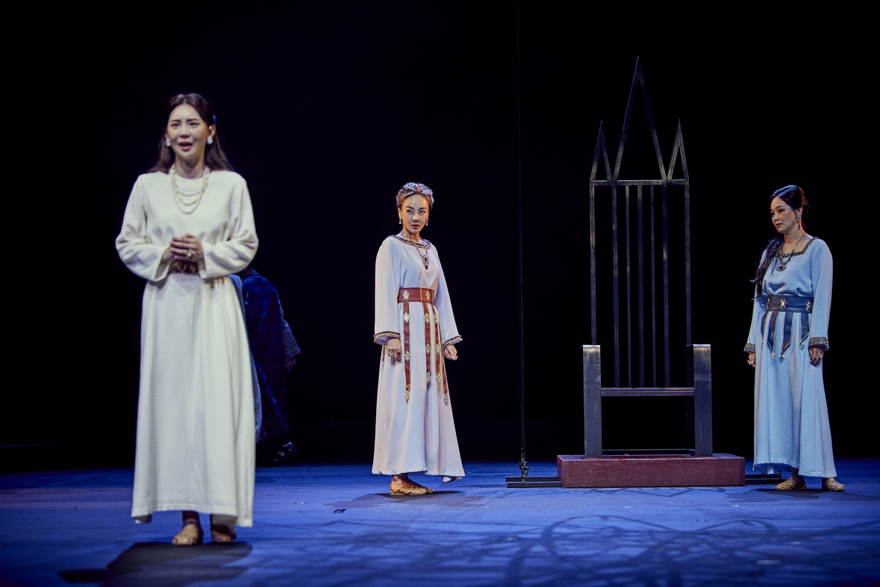A scene from a performance of “King Lear” (Theater Yeonwoo)