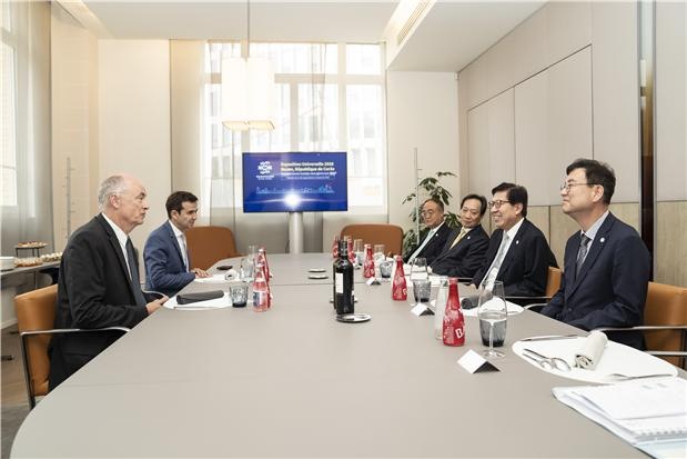 This photo shows Guido Haak (Left), executive vice president of Renault Group, meeting with South Korea's Busan Mayor Park Heong-joon (second from Right) for Renault's possible investment in its Korean plant for EV production at Renault Group's headquarters in Paris on Tuesday. (The Busan city government)