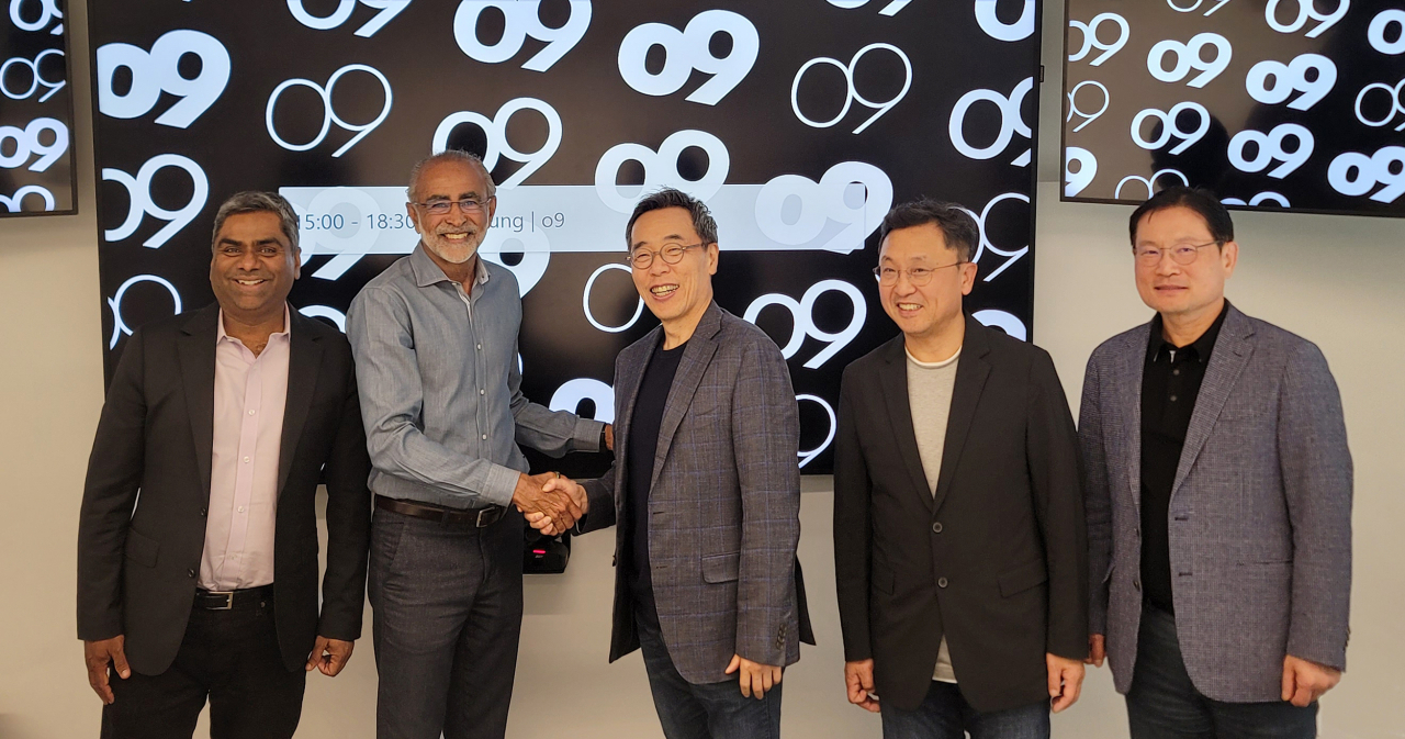 From left: Chakri Gottemukkala, co-founder and CEO of o9 Solutions, Sanjiv Sidhu, co-founder and chairman of o9 Solutions, Hwang Sung-woo, CEO of Samsung SDS, Samsung SDS Executive VP and business manager Song Hae-goo and Samsung SDS Executive VP and CFO Ahn Jung-tae (Samsung SDS)