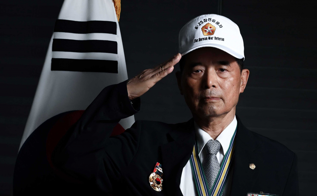 Korean War veteran Lee In-bum poses for a photograph during an interview with The Korea Herald at the Ventral Hall of Patriots and Heroes in Seoul on Tuesday. (Lee Sang-sub/The Korea Herald)