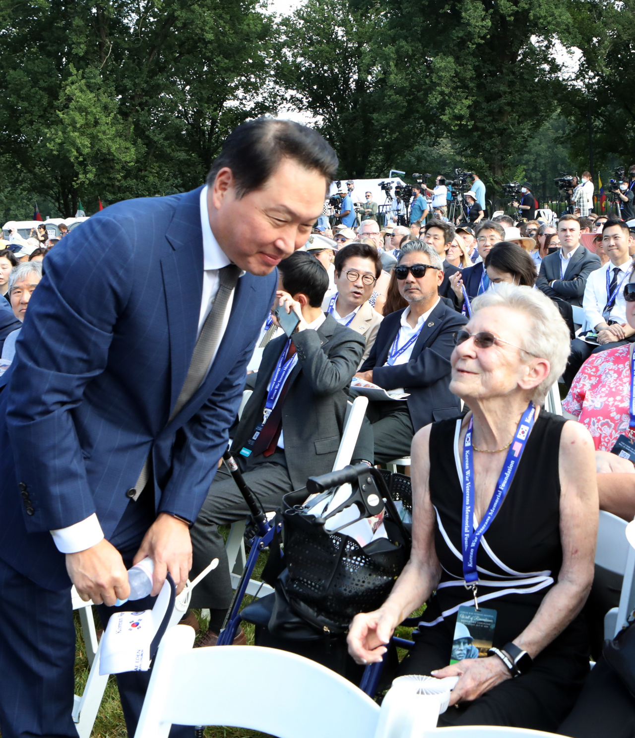 SK Group Chairman Chey Tae-won (left) meets Annelie Weber, the widow of the late US Army Col. William E. Weber, during a ceremony celebrating the completion of the Wall of Remembrance at the Korean War Veterans Memorial in Washington DC, in July 2022. (SK Group)