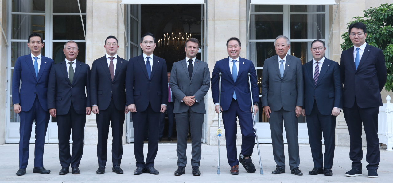 Chiefs of South Korea's eight conglomerates pose with French President Emmanuel Macron (center) at the Elysee Palace in Paris, Wednesday. From left: Hanwha Group Vice Chairman Kim Dong-kwan, Hyundai Motor Executive Chair Chung Euisun, LG Group Chairman Koo Kwang-mo, Samsung Electronics Chairman Lee Jae-yong, SK Group Chairman Chey Tae-won, Poongsan Group Chairman Ryu Jin, Hyosung Group Vice Chairman Cho Hyun-sang and Hanjin Group Chairman Cho Won-tae. (The Korea Chamber of Commerce and Industry)