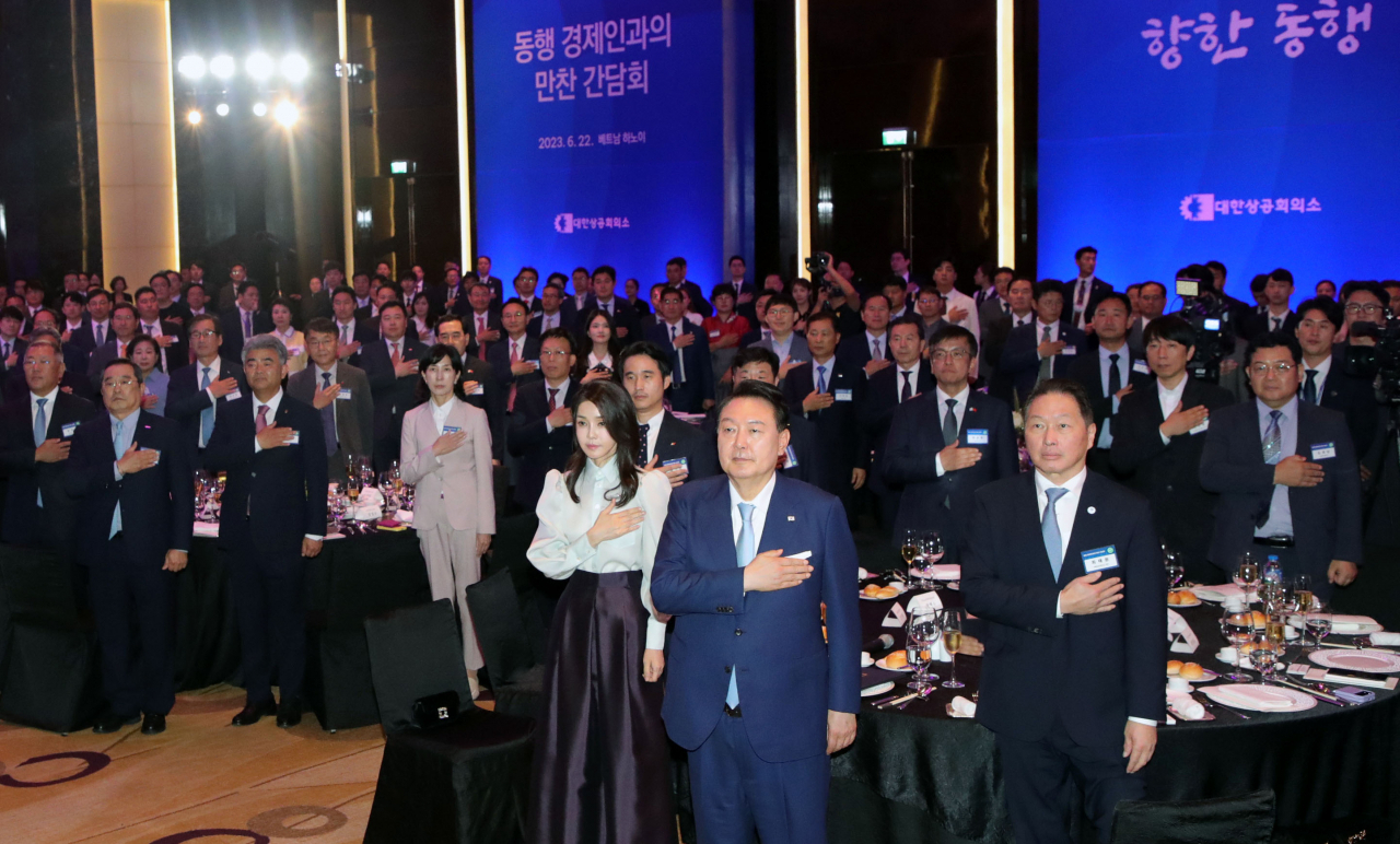 President Yoon Suk Yeol (second from right, front row) and accompanying businessmen from Vietnam held a dinner meeting on Thursday at a hotel in Hanoi. SK Group Chairman Chey Tae-won (first from right, front row), first lady Kim Kun-hee (third from right, front row), Hyundai Motor Group Chairman Chung Euisun (back row, first from left), Korea International Trade Association Chairman Koo Ja-yeol (back row, second from left) and Daewoo Engineering & Construction Chairman Jung Won-ju (back row, third from left) participate in a national rite. (Yonhap news)
