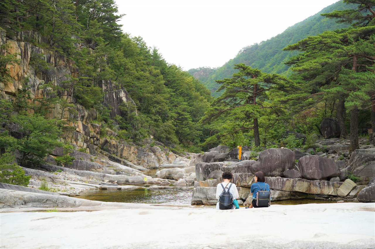 Visitors take a rest at Mureung Valley. (Lee Si-jin/The Korea Herald)