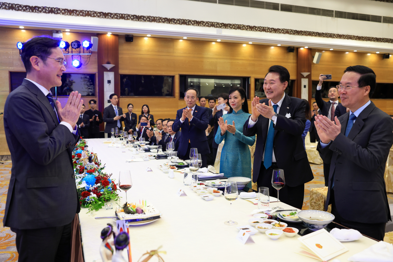 This photo, unveiled on Saturday, shows Samsung Electronics Executive Chairman Lee Jae-yong (left) greeted by President Yoon Suk Yeol (second from right) and his Vietnamese counterpart Vo Van Thoung (right) during a dinner party in Hanoi on Friday. (Joint Press Corps-Yonhap)
